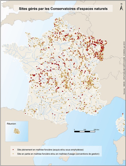 Carte de la France sur l'emplacement des sites gérés par les conservatoires d'espaces naturels. Sont représentés par des points rouges foncés les différents sites pleinement en maîtrise foncière, par des points oranges les sites en partie en maîtrise foncière et/ou en maîtrise d'ouvrage..