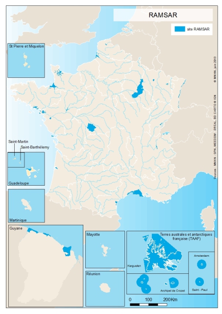 Carte de la France sur l'emplacement des zones humides Ramsar. Sont représentés par des espaces bleus les différentes zones humides françaises.