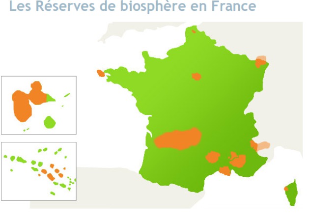 Carte de la France sur l'emplacement des réserves de biophères (MAB). Sont représentés par des espaces rouges foncés les différentes zones centrales, par des espaces roses les zones tampons, par des espaces oranges les zones de transition.